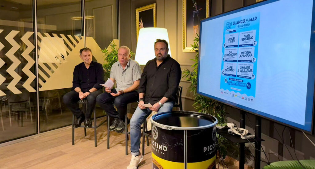 Rueda de prensa de Luanco al Mar by Picofino con organizadores presentando el cartel del festival
