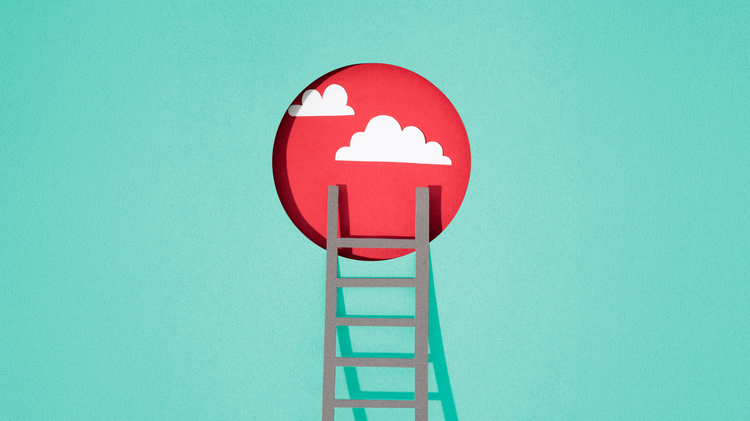 Escalera apoyada en un círculo rojo con nubes, empresas con realidad propia que escalan