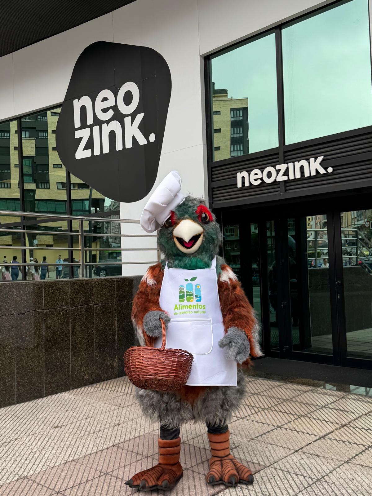 Comiḗ̕̕n frente a la sede de Neozink en Oviedo