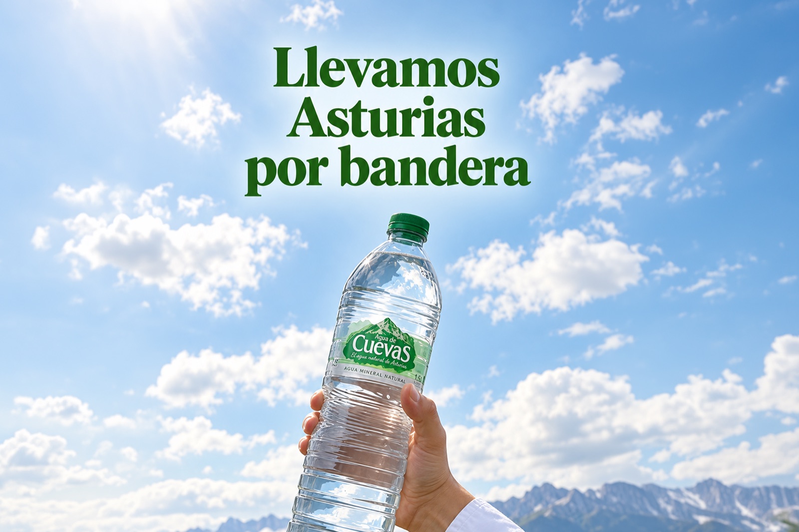 El Pruvianu con la bandera de Asturias en la campaña «Llevamos Asturias por bandera» de Agua de Cuevas