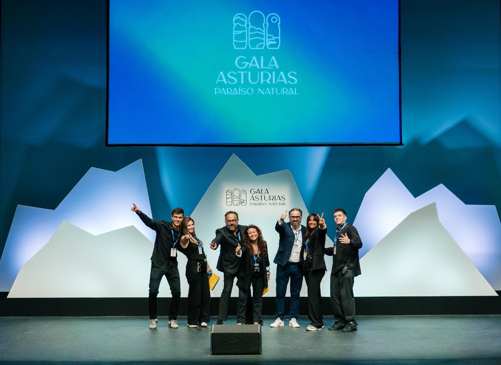 Equipo de producción de Neozink celebrando sobre el escenario al terminar la Gala Asturias Paraíso Natural 2026
