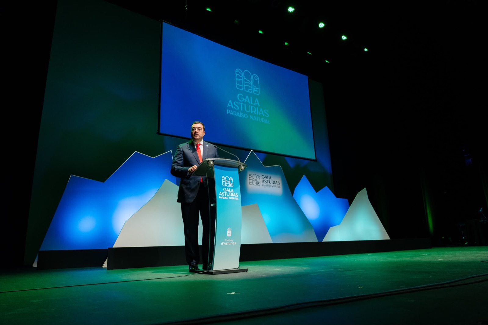 Escenografía de montañas iluminadas y pantalla central durante una intervención en la Gala Asturias Paraíso Natural 2026