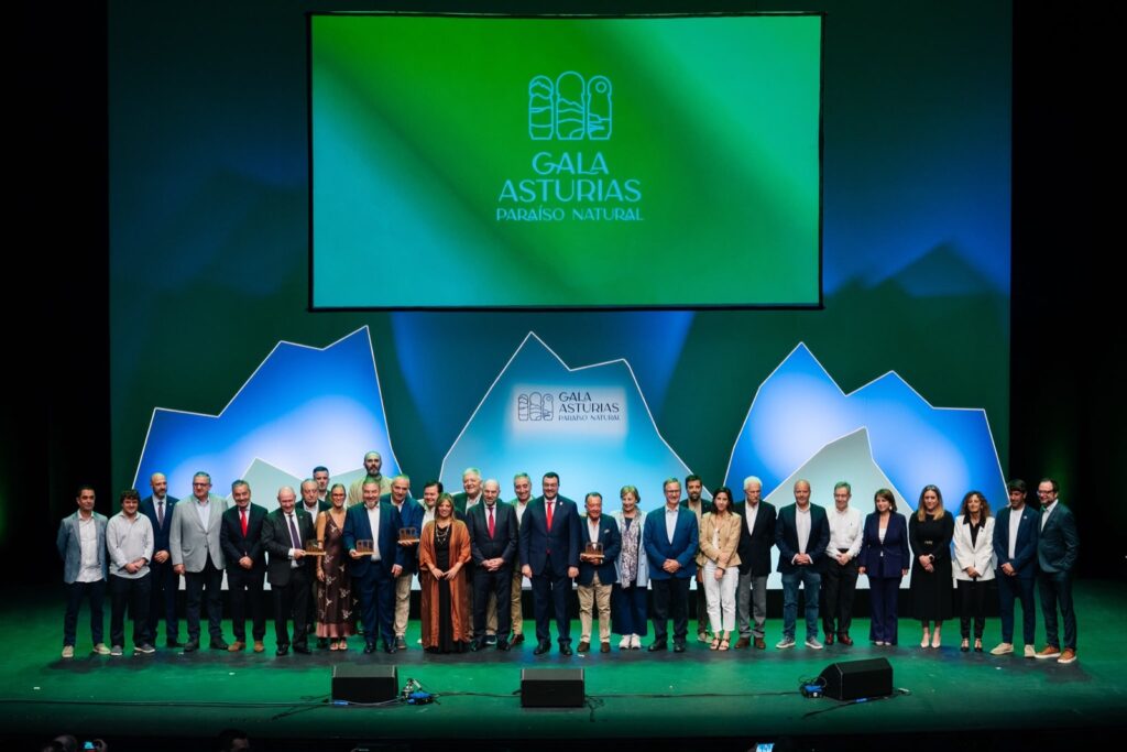 Premiados y autoridades en el escenario de la Gala Asturias Paraíso Natural 2026 en el Centro Niemeyer de Avilés