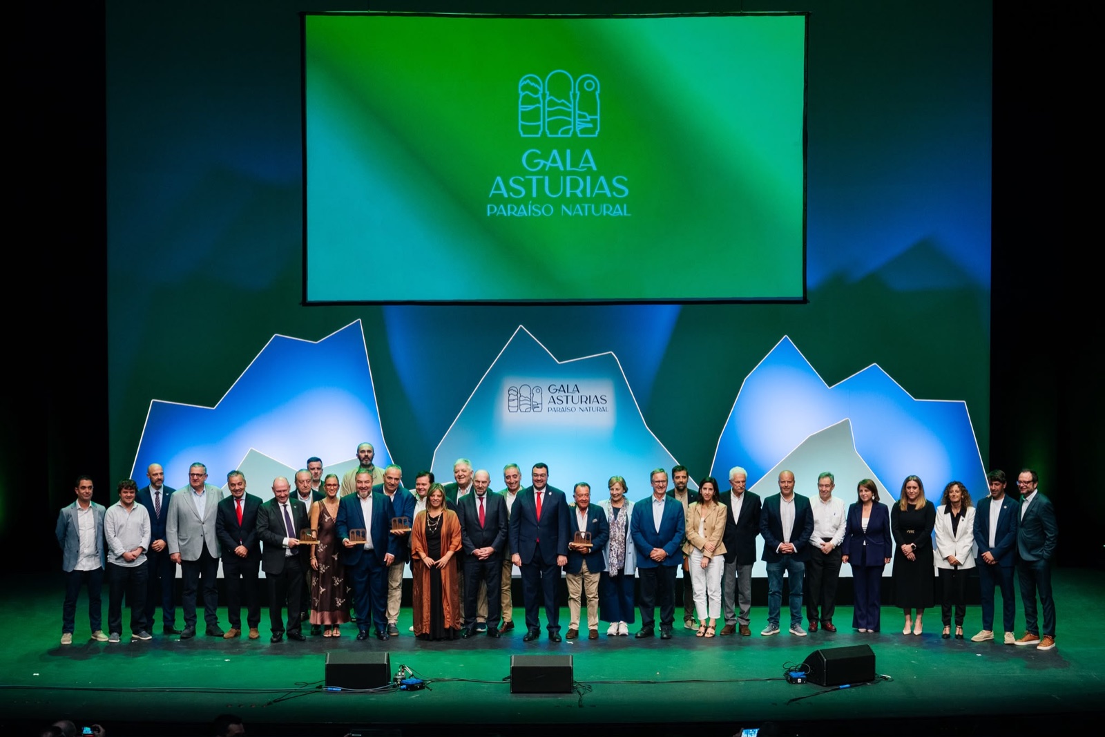 Premiados y autoridades en el escenario de la Gala Asturias Paraíso Natural 2026 en el Centro Niemeyer de Avilés