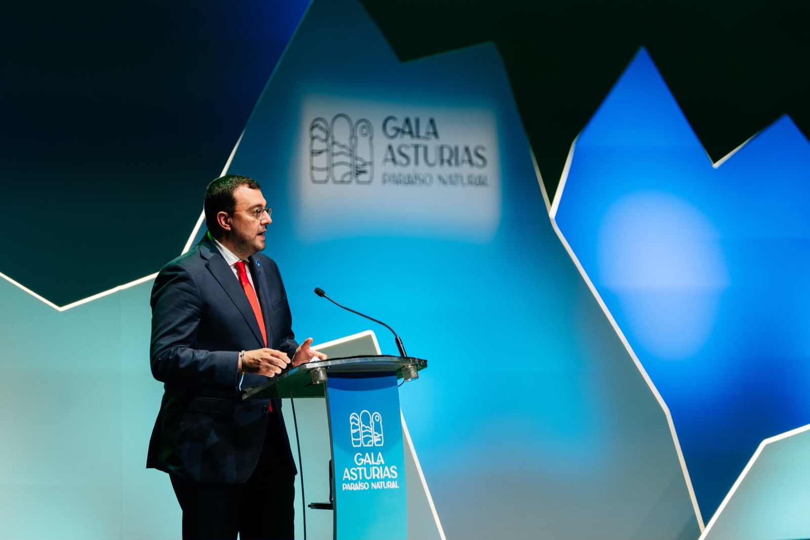 Intervención institucional desde el atril de la Gala Asturias Paraíso Natural 2026