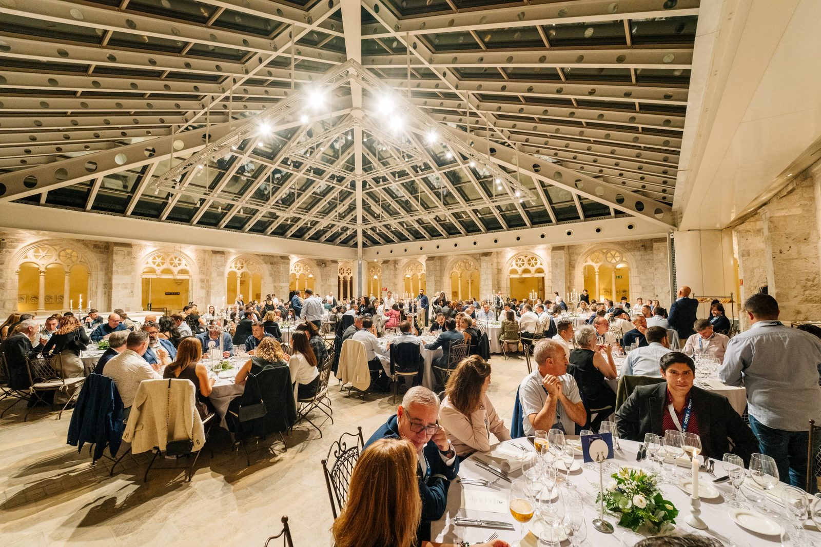 Salón con mesas redondas y asistentes cenando durante la convención anual de DELSO