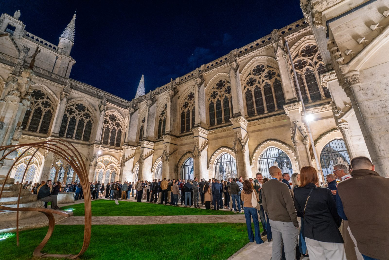 Asistentes de la convención de DELSO en el claustro iluminado de la Catedral de Burgos de noche