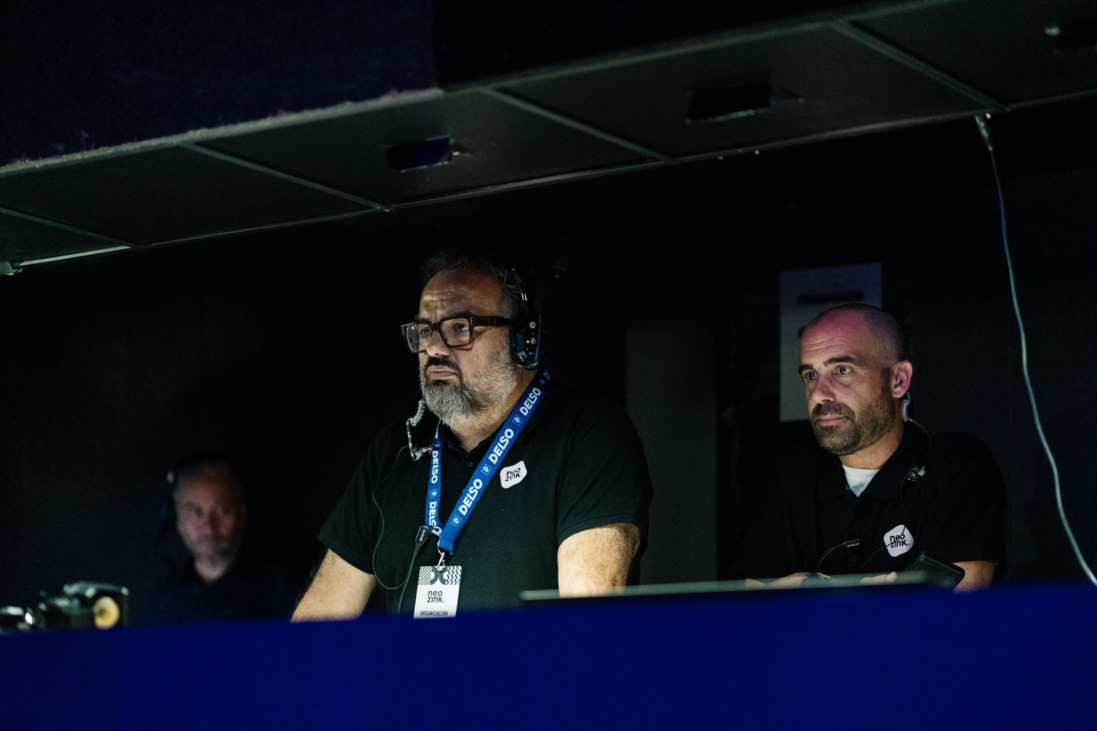 Técnicos con auriculares en la cabina de control durante las sesiones de la convención de DELSO