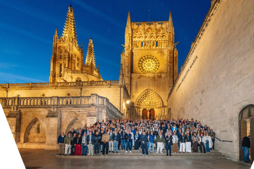 Foto de grupo de los asistentes a la convención anual de DELSO frente a la Catedral de Burgos al anochecer