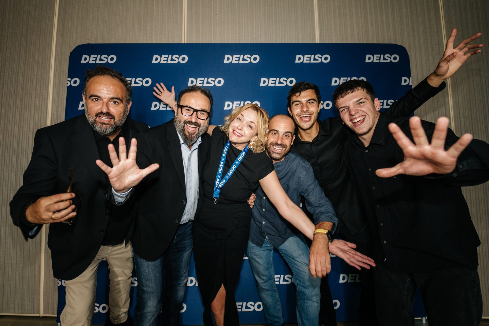 Grupo de asistentes posando divertidos en el photocall de DELSO
