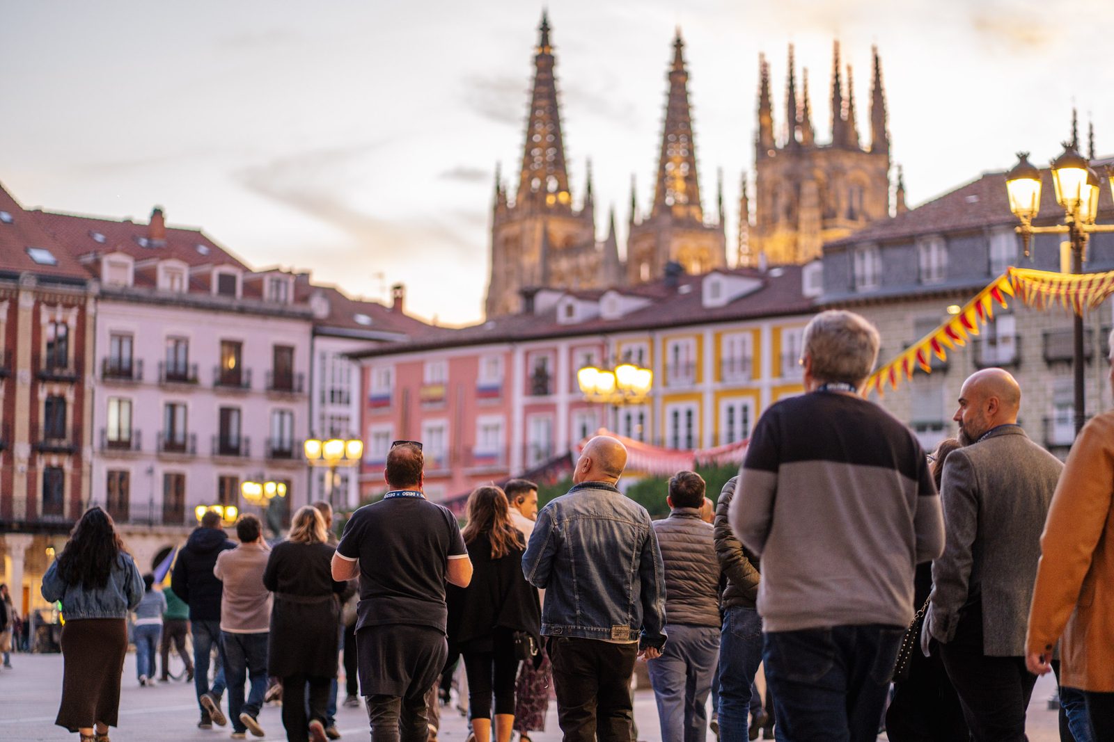 Asistentes de la convención de DELSO recorriendo la Plaza Mayor de Burgos con las agujas de la catedral al fondo